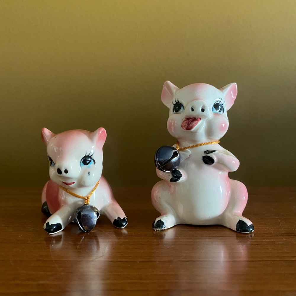 60s anthropomorphic cow & baby cow salt & pepper shakers - bells on neck -Japan - Picture 1 of 11